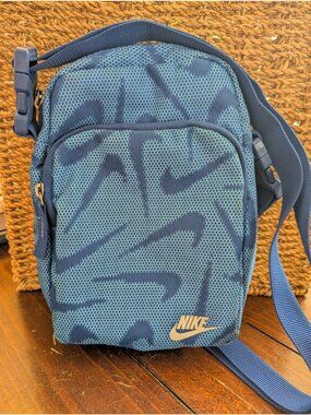 Nike Heritage Crossbody Bag With Adjustable Strap & Multiple Compartments Blue S